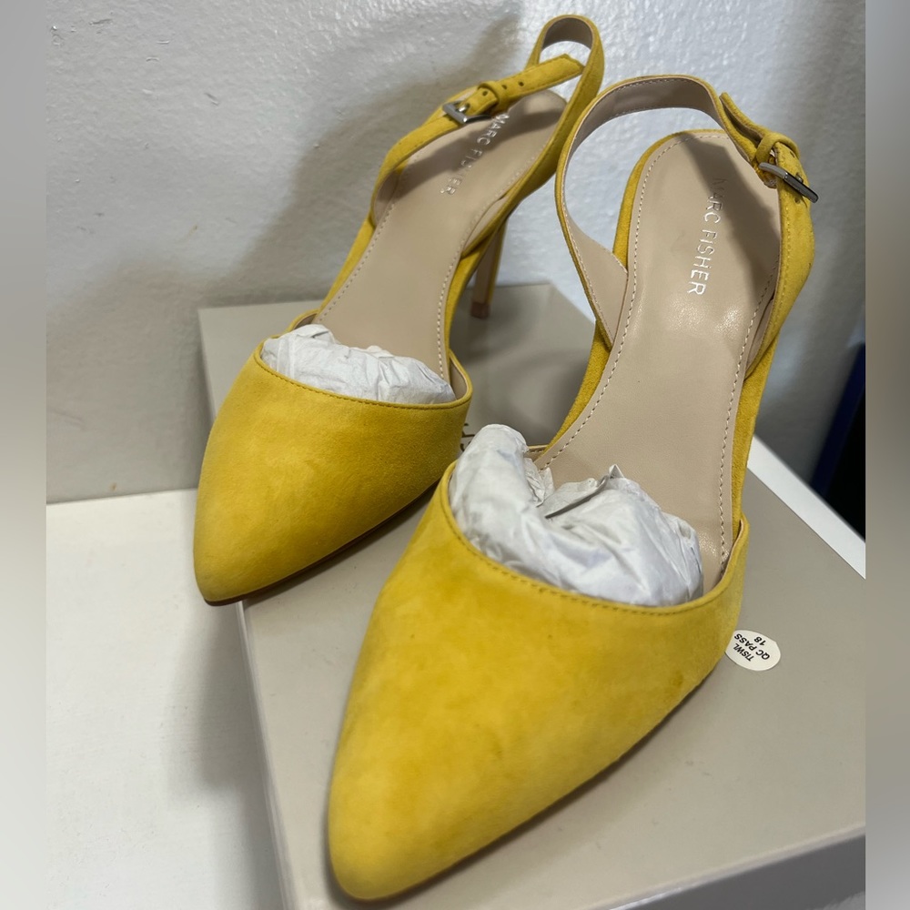 NIB Marc Fisher Davon yellow suede pumps.